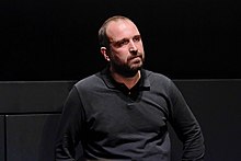 Alexandre Koberidse steht während eines Publikumsgesprächs vor der Leinwand des Münchner Filmmuseums