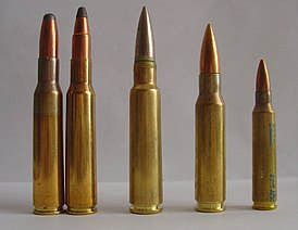 Два патрона 7×57 мм слева (рядом с 7,5×55 мм Шмидт-Рубин), .308 Winchester и .223 Remington