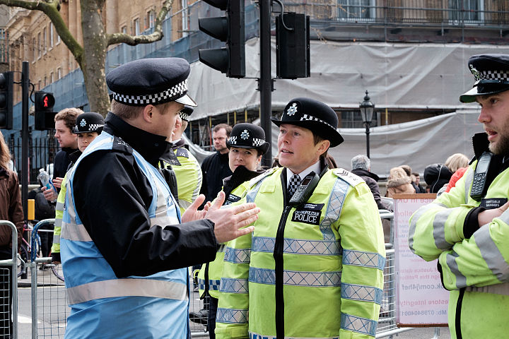 Policiais discutindo o protesto do lado de fora de Downing Street. Imagem: Tom Morris.