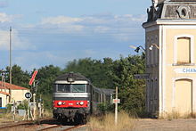 Un train Corail tiré par deux locomotives BB 67400 en gare de Champ-Saint-Père.