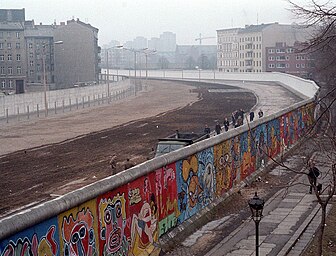 Le Mur de Berlin en 1986, alors la frontière entre les deux Allemagne enclavant la partie occidentale de la ville et la séparant de la capitale de l’Allemagne de l'Est, et le symbole de la division forcée de l’Europe pendant la Guerre froide. (définition réelle 400 × 300*)