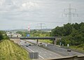 Die Leitung neben der A 7 bei Göttingen. In Bildmitte und links dahinter stehen noch Originalmaste, die anderen sind neuere Konstruktionen.