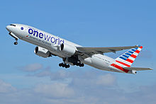 sebuah Pesawat milik Syarikat Penerbangan American Airlines dengan siri Boeing 777-200ER dengan Cat Warna (Liveri) piawai Oneworld yang baharu