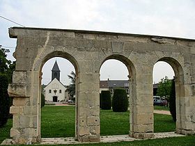 Les arcades devant l'église