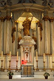 Le tabernacle et la statue.