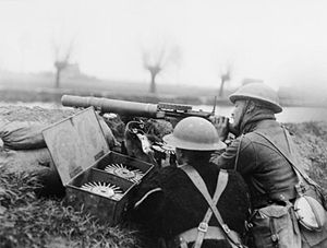 Британська кулеметна обслуга з кулеметом Lewis веде вогонь поблизу французького містечка Сен-Венан. Квітень 1918