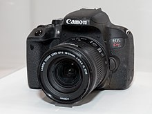 Description de l'image Canon EOS Kiss X9i front-left 2017 CP+.jpg.