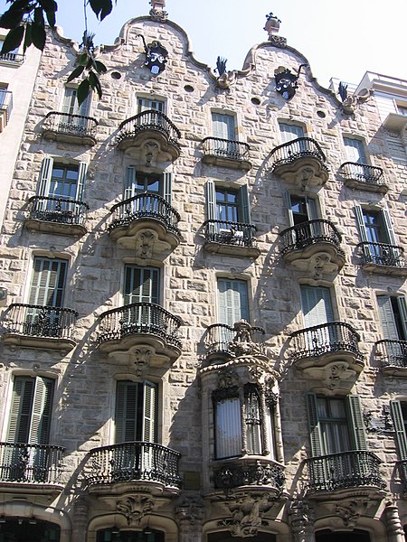 File:Casa Calvet.jpg