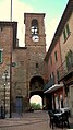 La torre vista dall'interno del castello; si nota la nicchia con gli affreschi.