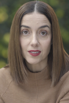 Image of actress Cecilia Suárez in a garden.