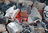 Carvão em brasa, utilizado como fonte de monóxido de carbono quando queimado de maneira incompleta