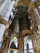 Dentro de la estructura encontramos retablos y esculturas góticas para retratar la ascensión de Cristo al cielo.
