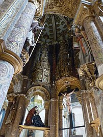 Inside the structure we find Gothic altar pieces and sculptures to portrait Christ's ascension to Heaven.