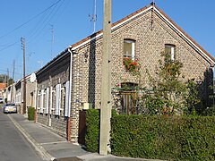 Des habitations groupées par deux.