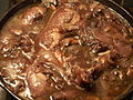 Coq au vin dans sa marmite.