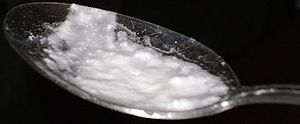 English: A spoon containing baking soda, cocai...