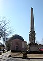 Kirche und Alice-Obelisk