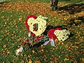 Herzförmige Blumengestecke in einem Friedwald