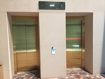 Zemin katındaki asansörlerin giriş kısmı
