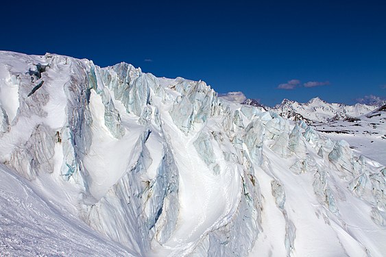 88. Ледник Гарабаши на склоне Эльбруса, национальный парк «Приэльбрусье» Автор — Victor Maldoror