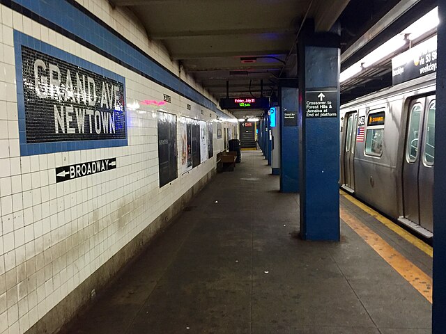 Manhattan bound platform with Metropolitan Avenue bound M at the station in 2015