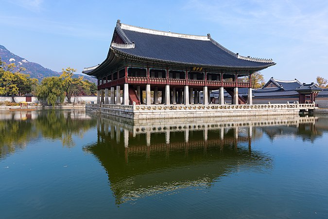 朝鮮王朝時期君主招待使節時所用的景福宮慶會樓。