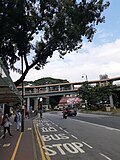 Miniatuur voor Bestand:HK 上水 Sheung Shui 新運路 San Wan Road 新豐路 San Fung Avenue November 2020 SS2 bus stop n footbridge.jpg