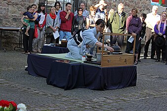 Teemeisterin Nakamoto Hiroyo (中本 洋世) der Ueda-Sôko-Teeschule führt eine Trauer-Teezeremonie in der Aegidienkirche vor (2014)