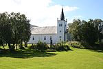 Foto einer weiß gestrichenen Kirche