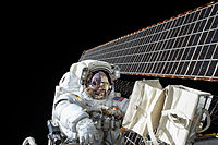 Скот Кели ради на греди МСС у близини огромних соларних панела
