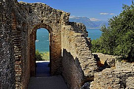 El lago Garda visto desde las Grutas de Catulle, en Sirmione