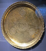 Inlaid brass tray of Badr al-Din Lu'lu'. Mosul, 13th cen. V&A.[39]