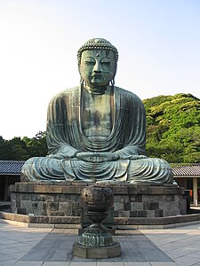 Japonya'nın eski başkenti Kamakura'da bulunan Kōtoku-inin "honzon" (tapınmanın nesnesi)'u "Kamakura Daibutsu" veya "Hase Daibutsu" olarak da bilinen "Dōzō Amidanyorai Zazō" ("Tunç yapımlı Amidanyorai oturmuş heykeli"). (Üreten: Dirk Beyer)