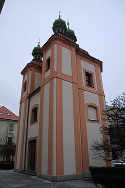 Kaple stojící hned vedle katedrály svatého Mikuláše, hlavního kostela českobudějovické diecéze (vlevo)
