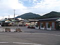 駅舎右がバス待合所、左がひだ桃源郷くぐの観光協会