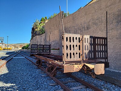 La carrozza reale, (o quello che ne rimane), su cui, il 10 maggio 1910, viaggiarono il Re Vittorio Emanuele e la Regina Elena del Montenegro, esposta presso lo spazio espositivo dei rotabili storici, nei pressi della stazione di Bronte, 5 ottobre 2023.