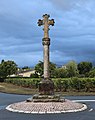 Wegekreuz (1861) in Lalande-de-Pomerol, Inschrift O crux ave, spes unica aus dem lateinischen Hymnus Vexilla regis