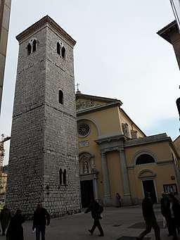 Kyrkan och dess klocktorn ("Lutande tornet") år 2018.