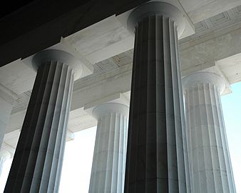 Fût de colonne dorique avec filets et cannelures du Lincoln Memorial.