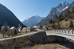 Le village de Log Pod Mangrtom, dans la commune slovène de Bovec, dans les Alpes juliennes. (définition réelle 7 223 × 4 866)