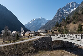 Vista da vila de Log pod Mangartom, no município esloveno de Bovec, Alpes Julianos (definição 7 223 × 4 866)