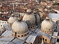 Pohľad na štruktúru v piatich kupol usporiadaných v pôdoryse gréckeho kríža Baziliky svätého Marka v Benátkach