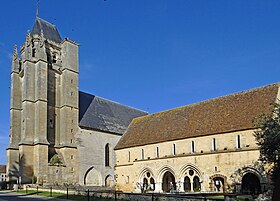 Abbaye Saint-MartinSalle capitulaire et tour Chamborant de l'église Saint-Paxent (ancienne abbatiale).