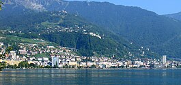 Montreux (Svizzera) Panoramica del centro della città dal lago.jpg