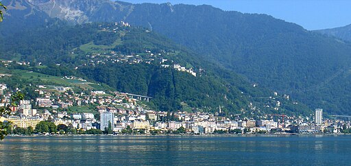Montreux (Svizzera) Panoramica del centro della città dal lago.jpg