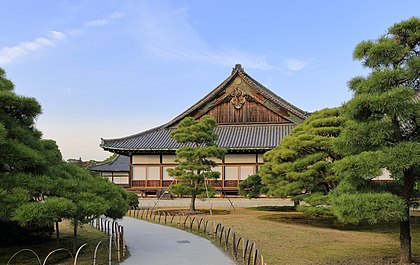 Vista do palácio Ninomaru no interior do castelo de Nijō, Quioto, Japão. (definição 4 539 × 2 864)