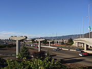Aanleg van de verhoogde spoorlijn voor de Oakland Airport Connector (oktober 2012)