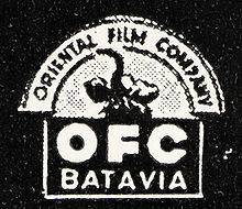 Teks hitam dan putih, yang membaca "Oriental Film Company". Terdapat gambar seekor gajah