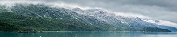 Navio Safari Endeavour explorando o Parque Nacional e Reserva da Baía dos Glaciares, Alasca, Estados Unidos (definição 11 186 × 2 344)