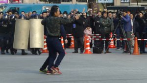 Файл: Полиция-террорист-заложник-демонстрация-шимбаши-япония-2016-2-10.webm